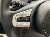 オーディオのチャンネル変更やボリュームなどの操作スイッチの他にレフトセレクターホイールがついています。中央部を指先で上下に動かすことで、マルチインフォメーション・ディスプレイの各表示が確認できます。