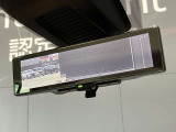 スマートルームミラー装着車です。車両後方のカメラ映像をミラー面に投影します。車内の状況や天候に左右されずいつでもクリアな後方視界が得られます。