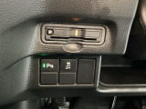 ハンドルの左下にETCがついています。高速道路の料金所の通過も楽々です。 カードの取り出しもしやすい場所についています。