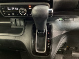 CVT車のセレクトレバーです。低速から高速まで、変速ショックのないスムーズな走りを実現するとともに、エンジン効率のよい領域を維持することで燃費にも貢献します。