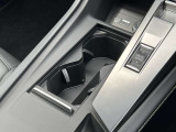 センターコンソールには二つのドリンクホルダー