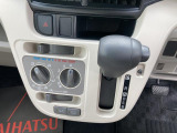 静岡ダイハツでは、メーカーの技術認定を受けたプロの整備士が整備を実施いたします。目に見えない部分までしっかりと点検するので安心です。
