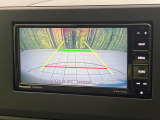 【バックカメラ】駐車時に後方がリアルタイム映像で確認できます。大型商業施設や立体駐車場での駐車時や、夜間のバック時に大活躍!運転スキルに関わらず、今や必須となった装備のひとつです!