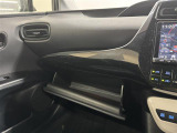 【グローブボックス】車検証、サングラスやCDなど小さい荷物が収納できるので車内を綺麗に整頓できますね。