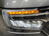【LEDヘッドライト】悪天候や夜間走行時も良好な視界を確保し安心して運転できる高輝度LEDヘッドライトを装備!点灯速度が早く、消費電力も抑えられています。