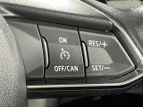 【マツダ・レーダー・クルーズ・コントロール(MRCC)】先行車との速度差や車間距離を認識し、設定した車速内で車間距離を自動で調整・維持することで、高速道路などでドライバーの負担を軽減します。