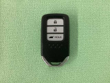 スマートキーを装備しています。鍵を差し込むことなくドアロックの開け閉めと、スタートボタン操作でのエンジンスタートができます。ボタン操作でトランクが開けられる電動テールゲートのボタンもついています。