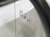 【ブラインドスポットモニター】走行中、ドアミラーの死角になりやすい箇所に後続車が接近するとサイドミラーのレンズに警告を表示!ドライバーに注意喚起をしてくれます。