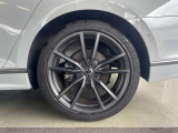 235/40R19モビリティタイヤにR-Line専用のアルミホイールを装着しております。