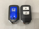 スマートキーを装備しています。鍵を差し込むことなくドアロックの開け閉めと、スタートボタン操作でのエンジンスタートができます。スペアキーも同じものを用意しております。