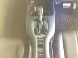 CVT車のセレクトレバーです。低速から高速まで、変速ショックのないスムーズな走りと、エンジン効率のよい領域を維持して燃費にも貢献します。サイドブレーキはスイッチ操作の電子制御パーキングブレーキです。