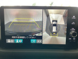 マルチビューカメラシステム搭載車です。お車の周囲を全方位でカバーします。後方・前方・両脇と、コンディションが悪い視界でもカラーモニターに映し出した映像がドライバーをサポートします。