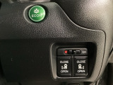 リアドアは乗り降りに便利な両側電動スライドドアです。また運転席に座っていながらスイッチ操作で自在にスライドドアを開け閉めできます。燃費に役立つECONボタンもここです。