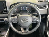 インテリアに合わせたデザインのステアリングは、運転される方のことも考え、運転しやすい形状、大きさです。是非一度、実際に触ってお確かめください。
