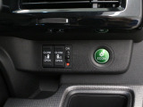 【両側電動スライド】スライドドアは両側電動スライドドアになっております。運転席からの開閉も出来、リモコンキーでも離れたところから開閉出来ますので大変便利な装備です。