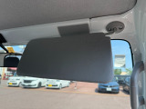 運転中のまぶしさから視界を守るサンバイザーです。