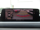 見えない部分の危険察知をサポートする360°ビューモニター+フロントパーキングセンサーです。車両の前後左右にある4つのカメラを活用し、センターディスプレイの表示や各種警報音で定速走行時や駐車時に車両周