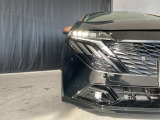対向車がいてもハイビームを維持できるアダプティブLEDヘッドライト。先行車や対向車の有無に応じてハイビームの照射パターンを変化させ、常に視認性の高い状態が維持されます。