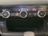 【オートエアコン】一度お好みの温度に設定すれば、車内の温度を検知し風量や温度を自動で調整。暑い…寒い…と何度もスイッチ操作をする必要はありません。快適な車内空間には必須の機能ですね♪