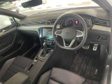 車内に乗り込む際の風景です、輸入車ならではの、細部まで作り込まれた、洗練されたデザインです。運転席からの視界は、お客様ご自身の目でお確かめください.