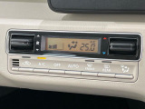 【オートエアコン】一度お好みの温度に設定すれば、車内の温度を検知し風量や温度を自動で調整。暑い…寒い…と何度もスイッチ操作をする必要はありません。快適な車内空間には必須の機能ですね♪
