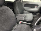 運転席&助手席アームレストが付いています。