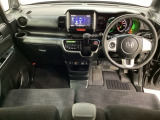 車内は光触媒抗菌消臭施工済です。インパネ周りはスタイリッシュなデザインです。グローブボックスやカップホルダーのほかにトレーなどたくさんの収納スペースが付いています。