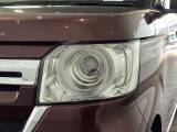 LEDヘッドライトは、点灯の瞬間から最大光量を発揮し、突然暗くなるトンネルなどでの安定感を高めます。