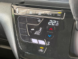 【オートエアコン】一度お好みの温度に設定すれば、車内の温度を検知し風量や温度を自動で調整。暑い…寒い…と何度もスイッチ操作をする必要はありません。快適な車内空間には必須の機能ですね♪
