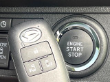 【キーフリーシステム】カバンやポケットに入れたままでもドアの施錠・解錠が可能なスマートキーを装備。エンジンのオン・オフ時もカギを取り出す必要が無いからとっても便利です♪