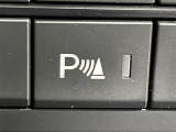 【パーキングセンサー】周囲に障害物があるとき音とディスプレー表示で障害物との距離をお知らせし、ドライバーに注意を促します。バックでの駐車時や狭い駐車場での出庫時などに役立ちます。