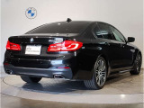 【BMWの伝統3】BMWのお車は、“駆け抜ける歓び”を意識し、走行の安定性とコーナリングの良さを追求し、思い通りにハンドルの操作可能です。