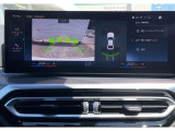 駐車する際は、パーキングヘルプラインと障害物マーク表示機能付のリアビューカメラがスマートな車庫入れをサポートします!障害物との距離を信号音と画面表示でお知らせするので安全かつ正確に駐車できます。