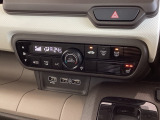 運転席にはシートヒーターが付いています!寒い日に便利な装備ですね。
