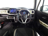 革巻きステアリングで快適な操作性の運転席です。