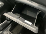 車検証入れになどにも使える便利な収納BOXあります。