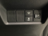 ハンドルの右側にはヘットライトリベライザーとHondaセンシング用のVSA解除スイッチなどがついています。ヘッドライトリベライザーは道路状況や積荷の加重に応じてライトの高さを調節できます。