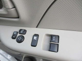 電動格納式ドアミラーです。運転席から操作できるので、便利です。