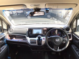 【前方視界】開放的な前方視界!運転がしやすく疲れにくいです♪窓が大きく、見通しがとっても良いおクルマですよ♪