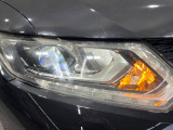 【LEDヘッドライト】悪天候や夜間走行時も良好な視界を確保し安心して運転できる高輝度LEDヘッドライトを装備!点灯速度が早く、消費電力も抑えられています。
