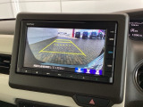 リバースギアに入れるだけで後方の表示へ切り替わります。夜間や雨の日の駐車も楽になりますよ。