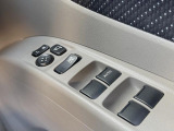 【電動格納ミラー】サイドミラーは電動格納式となっており、狭い駐車場でもキズがつくリスクを抑えられます。