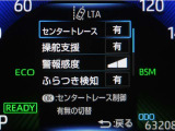 レーンディパーチャーアラートとは車線または走路からの逸脱の可能性を警告すると共に、車線または走路からの逸脱を避けるためのハンドル操作の一部を支援する機能です。詳細は販売店スタッフまでおたずねください。