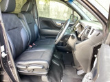 フロントは助手席と繋がったベンチシートです運転席/助手席シートヒーターで寒い日もすぐに温かくなり快適に過ごせます。