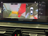 リヤビューカメラはガイドライン付きハンドル操作に連動して進行方向を示してくれます。