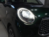ヘッドライトは明るいLED。夜間の運転も安心です。