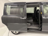 狭い場所での乗り降りに便利なスライドドアです。