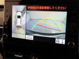 後退時に全方位カメラが作動し、周囲の状況が確認できます。