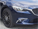 MAZDA6 のフロントフェイスは本来の風格ある美しさにより磨きをかけるためにメッシュ状にしました。ヘッドライト下部にシグネチャーウイングを通し、薄型にし重心を低く見せる形状にしました。