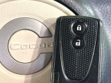 【キーレス】少し離れた場所からでもボタン一つでドアの開錠・施錠ができるのでとっても便利!ドアの鍵穴周りに傷をつけることもありません♪